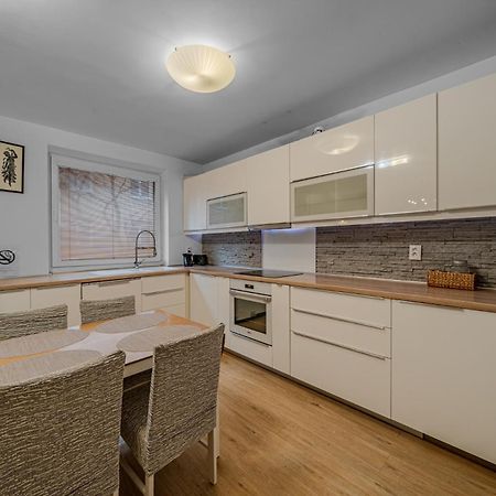 Huge Apartment Next To Train Station Close To The City Center Bratislava Luaran gambar