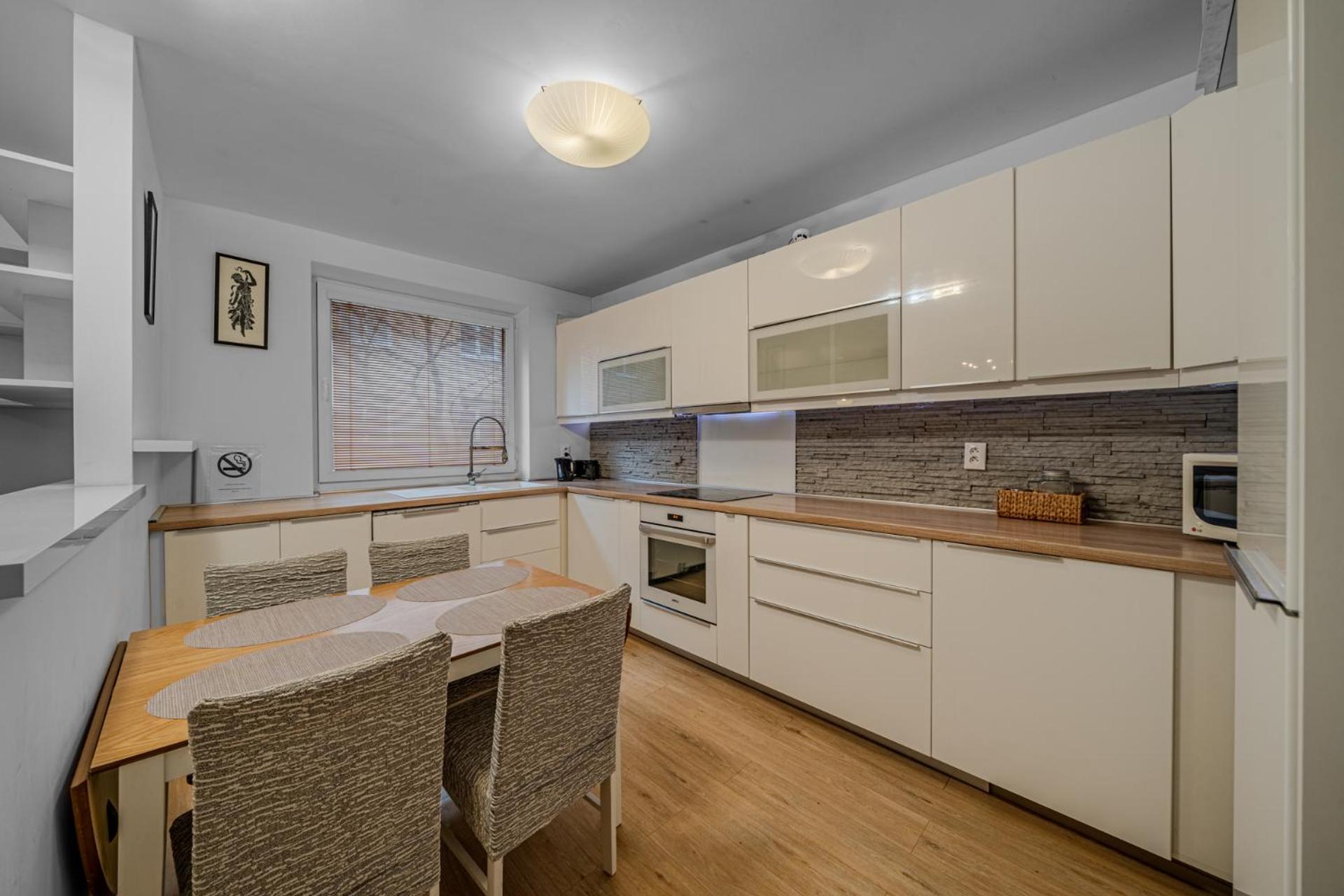 Huge Apartment Next To Train Station Close To The City Center Bratislava Luaran gambar